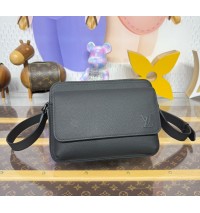 Louis Vuitton Boarding Messenger M15265